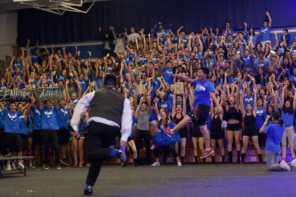 Seniors cheer at homecoming rally (Photo: Daniel Ho).
