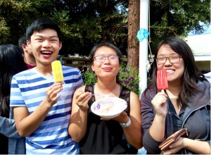 Jeffrey Ding, Angela Chan, Carole Ku (11) enjoy fruit popsicles and acai bowls (Photo: Caitlin Chen)