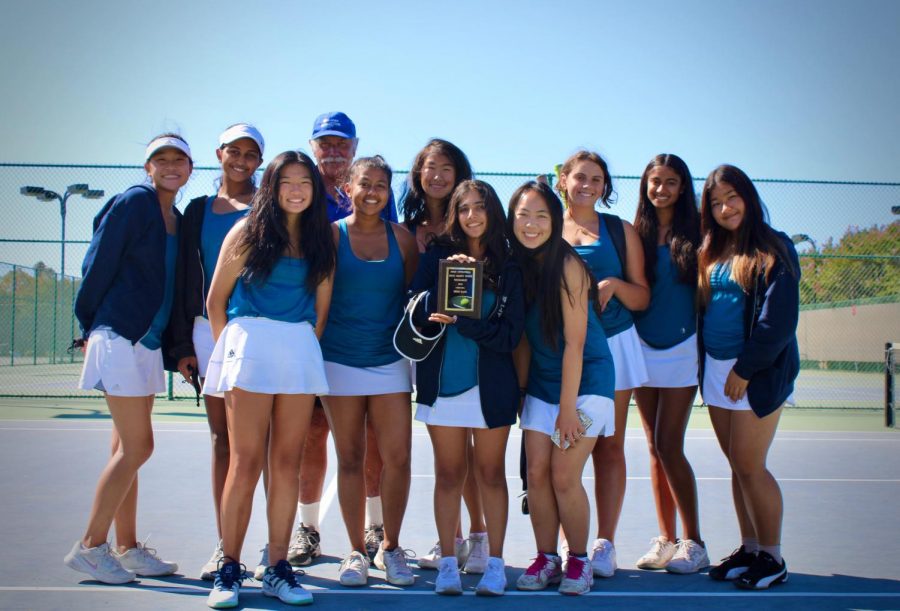 The+varsity+girls+tennis+team+pose+with+their+award+to+end+their+successful+season.