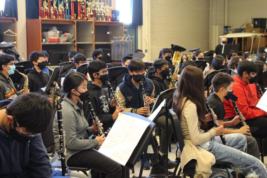Sixth period band rehearses a piece while wearing masks.