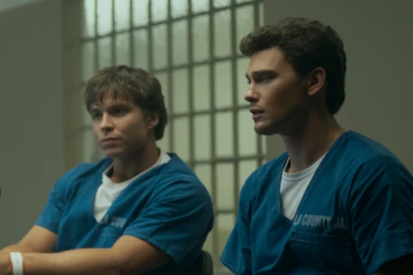 Actors Cooper Koch and Nicholas Chavez in a scene from the second season of “Monsters”, a Netflix series that tells the “real story” of brothers Lyle and Erik Menendez (Variety).