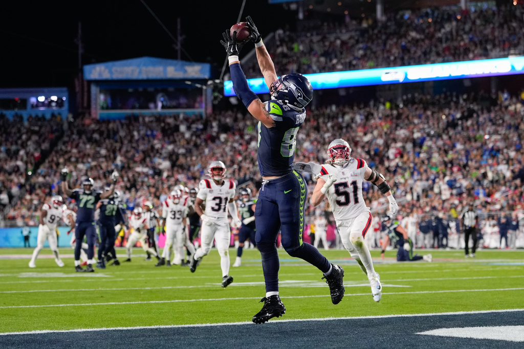Seahawks tight-end AJ Barner hauls in the first Seahawks touchdown of the Super Bowl. (AP)
